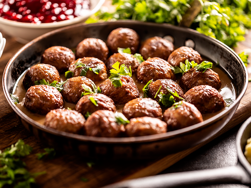 recipe image Masové kuličky se zeleninou podávané s pečeným bramborem
